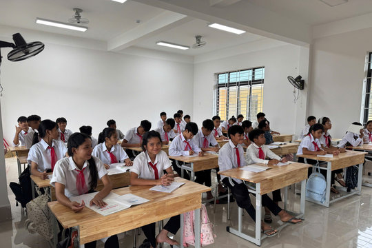 700 học sinh ở Dakrông hết cảnh vượt đường xa, suối sâu đến trường