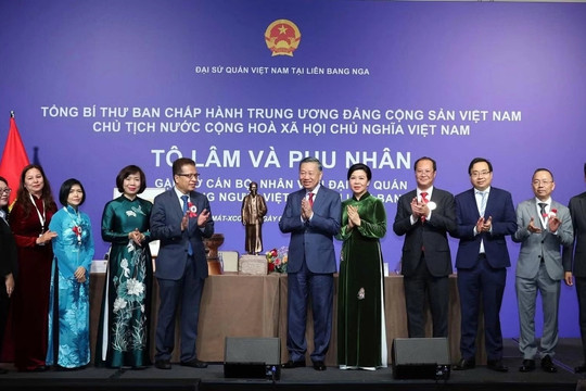 Tổng Bí thư, Chủ tịch nước gặp gỡ cộng đồng người Việt Nam tại Liên bang Nga