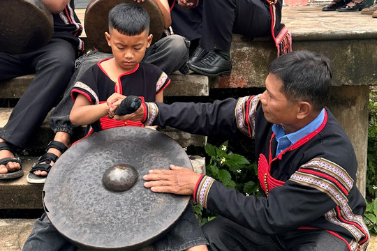 Ba thế hệ cùng giữ nhịp cồng chiêng