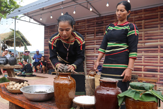 Bí mật trong những chiếc lá rừng tạo nên chóe rượu cần Mnông
