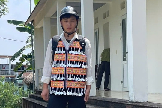 Từ đỉnh Hin Phăng xuống núi tìm chữ, cậu bé người Mông gặp người cha thứ hai