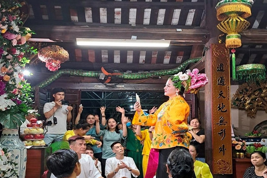 Di sản đang vượt không gian đền, phủ