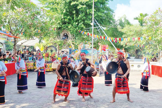 Người đấu chiêng trên "đỉnh quế" Trà Bồng
