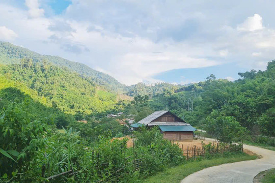 Vợ chồng người Mông cùng nhau vào Đảng