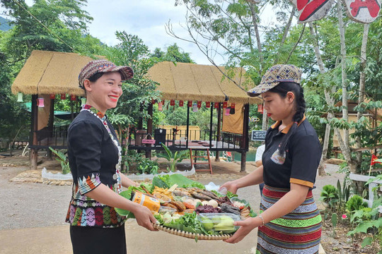 Từ đường mòn huyền thoại đến con đường đưa ấm no về bản