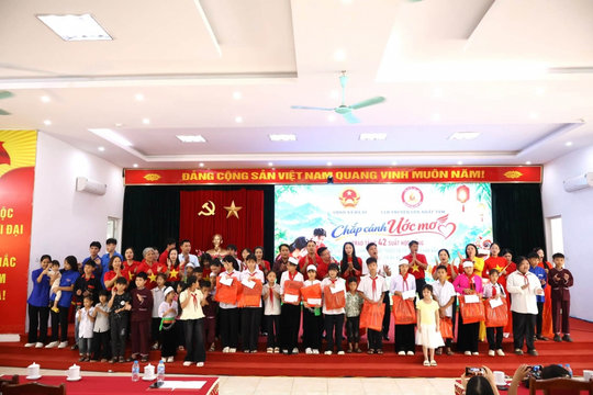 Mang Trung thu đến với học sinh dân tộc thiểu số Ba Vì