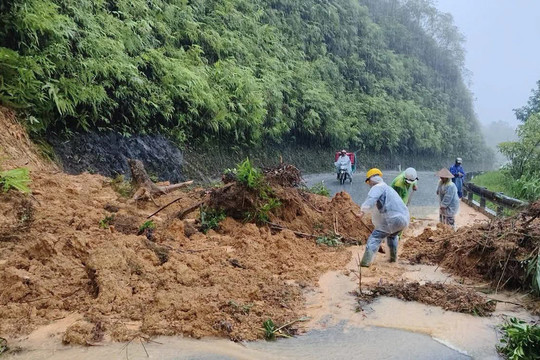Mưa lớn kéo dài trong những ngày tới, các tỉnh miền Trung chủ động ứng phó
