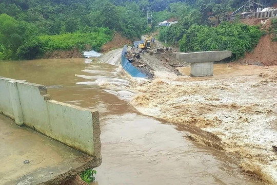 Vượt dòng nước lũ, đưa cơm đến học sinh vùng biên Nghệ An