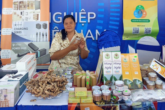 Nữ thạc sĩ dân tộc Khmer tiên phong làm nhang sạch từ nghệ trắng