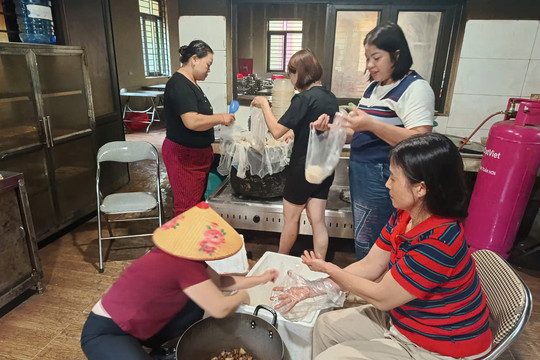 Bữa ăn tránh lũ của học sinh nội trú Tam Thái, có đủ xôi và thịt kho