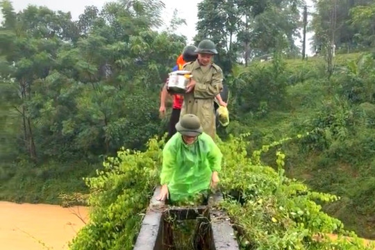 Thanh Hóa: Vượt lũ đến nhà đỡ đẻ cho sản phụ đang chuyển dạ