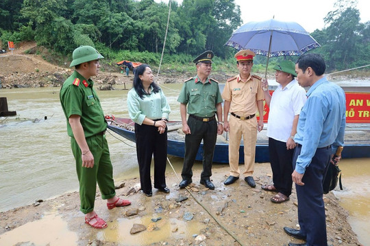 Thuyền bị chìm nghiêng, khoảng 10 người được đưa vào bờ an toàn