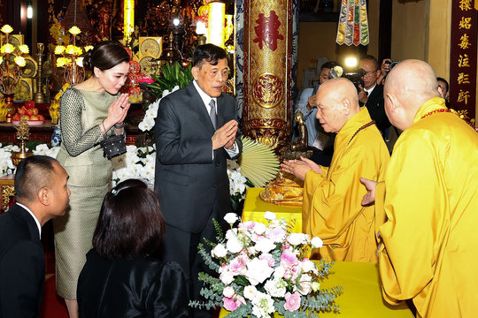 Nhà Vua Thái Lan và Hoàng hậu lễ Phật tại chùa Quán Sứ
