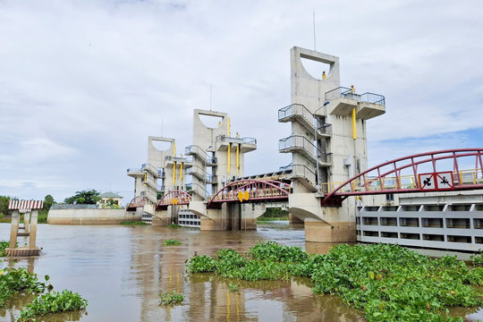 Nguy cơ lũ dâng cao, An Giang mở cống Tha La - Trà Sư