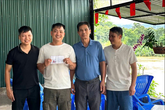 Chạy xe máy 500m, chủ quán cà phê nhảy xuống sông cứu người bị lũ cuốn trôi