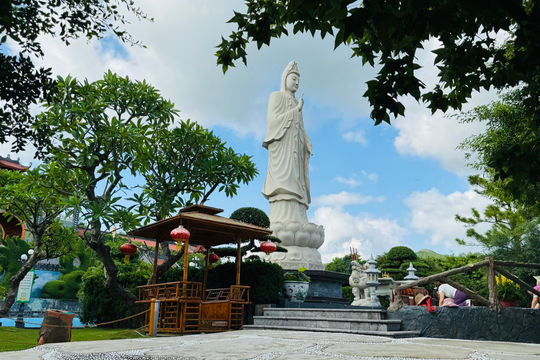 Đến cửa chùa, xin bình an hay học cách bình an?