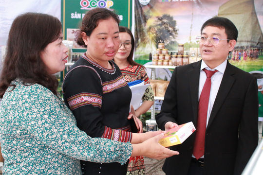 23 gian hàng, 100% thanh toán QR tại phiên chợ nông nghiệp Đăk Hà
