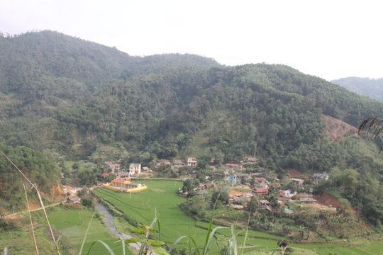 Nhà xây khang trang, bản làng vắng bóng người trẻ