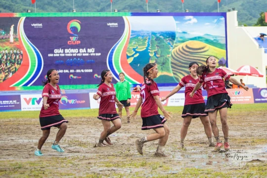 Hai thế hệ, một tình yêu bóng đá của những cô gái Ba Na, Gia Rai