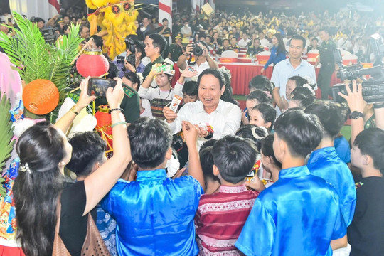 Phó Thủ tướng phá cỗ Trung thu cùng trẻ em vùng biên Mường Lát