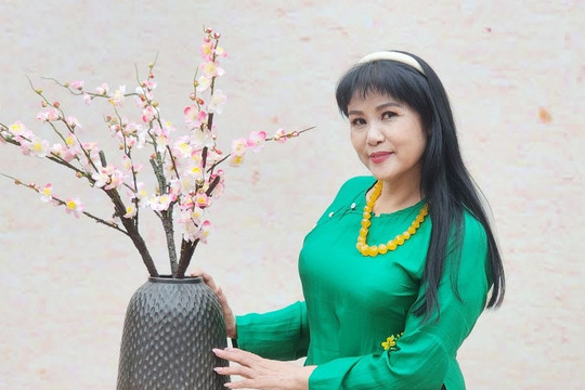 NSND Thanh Ngoan, NSƯT Việt Hoàn hát ở Lễ hội đền Trần Thương