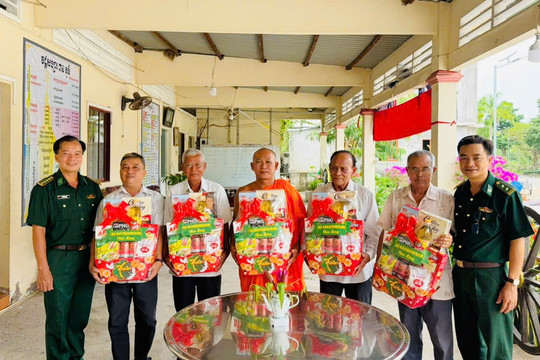 Thăm, chúc mừng đồng bào Khmer dịp Lễ Sene Dolta khu vực biên giới