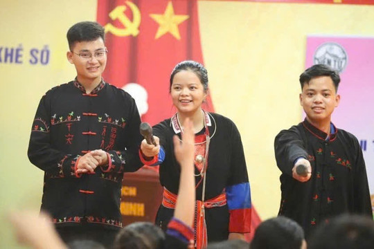 Khi người trẻ "phô diễn" văn hóa truyền thống