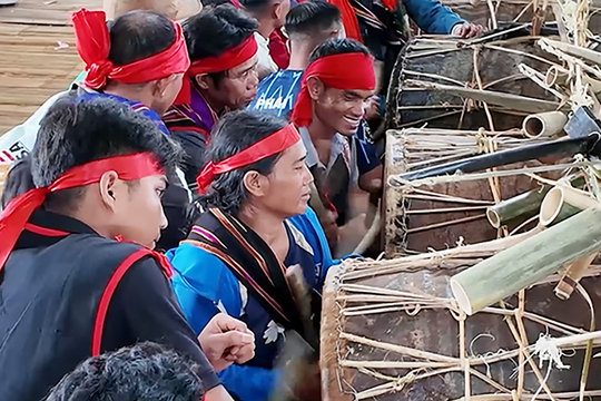 [Short video] Người Tơ Đrá đánh trống thiêng mừng nhà rông mới