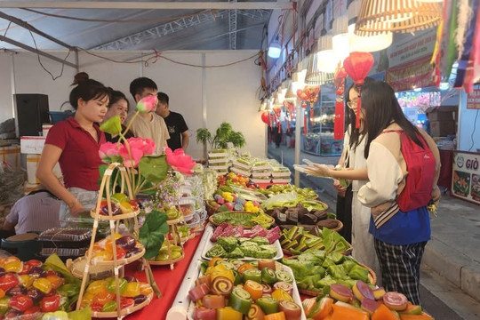 Lạc giữa 240 gian hàng cà phê và đặc sản vùng miền ở Sơn La