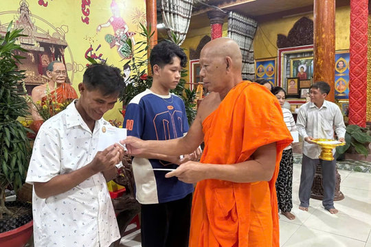 Ngưới có uy tín xã Định Hòa, trao học bổng cho sinh viên Khmer dịp Sene Dolta