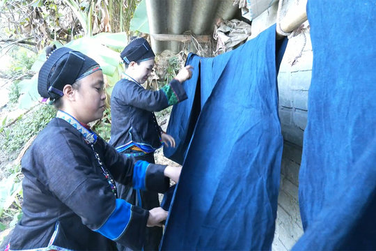 [Video] Sắc chàm trong trang phục người Nùng