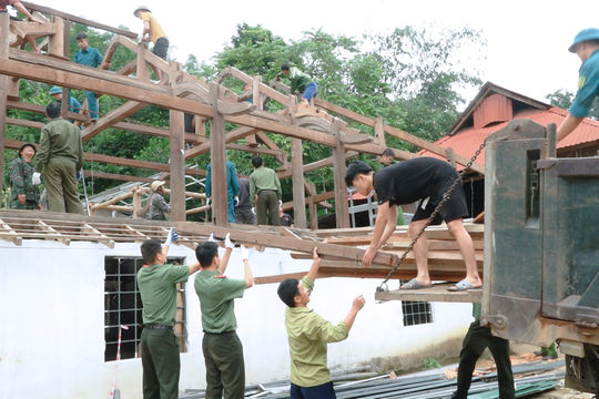 Quan Sơn huy động lực lượng hỗ trợ 17 hộ dân di dời khỏi vùng sạt lở