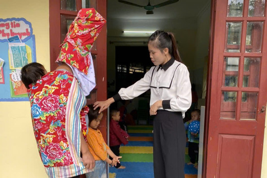 Cô giáo người Tày học tiếng Dao, giúp trẻ mẫu giáo DTTS thạo tiếng Việt