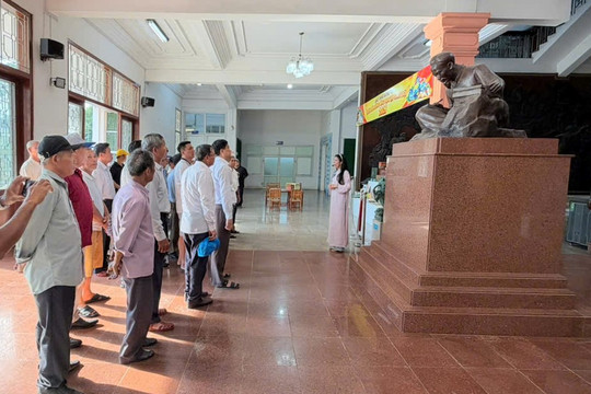 Người có uy tín ở Đắk Lắk học tập, trao đổi kinh nghiệm tại một số địa phương