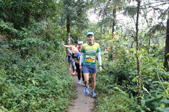 Gần 700 người chinh phục đỉnh núi Cao Xiêm cao 1.429m
