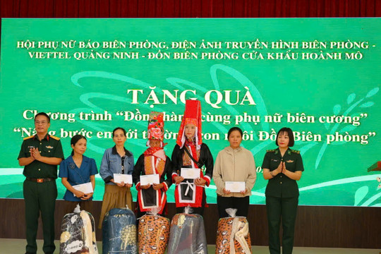 Trao quà, áo ấm cho phụ nữ, học sinh vùng biên Hoành Mô