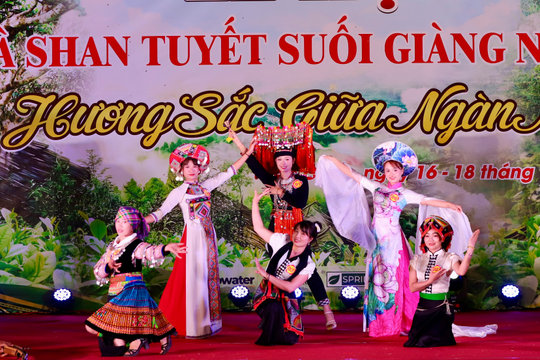 Lung linh sắc màu trang phục truyền thống trong đêm tiệc trà Suối Giàng