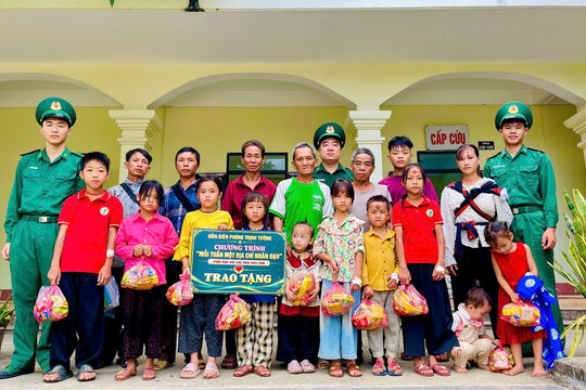 Tặng xe đạp, đồ dùng học tập cho học sinh vùng cao Trịnh Tường