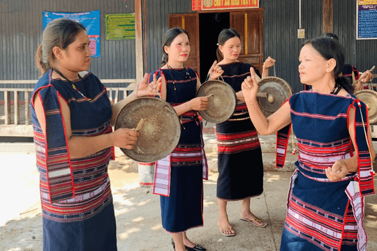 Phụ nữ Ba Na, Gia Rai làm việc mà trước đây chỉ đàn ông mới được làm