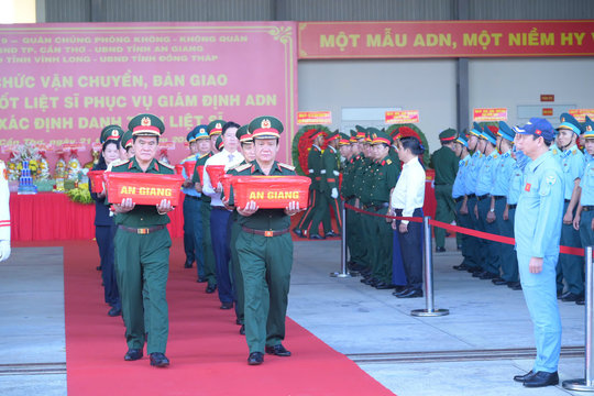 Vận chuyển 8.453 mẫu hài cốt liệt sĩ phục vụ giám định ADN bằng máy bay quân sự