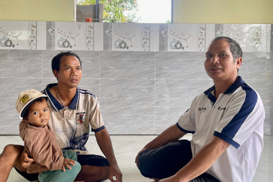 Những người lo từ chuyện chuồng bò đến việc học của trẻ ở vùng đồng bào Gié Triêng