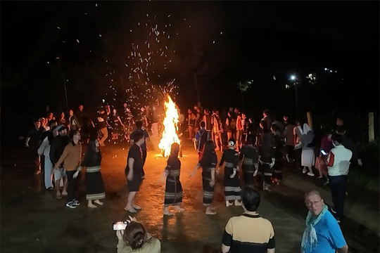 [Video] Người Mơ Nâm giữ rừng, giữ bản sắc văn hóa để làm du lịch
