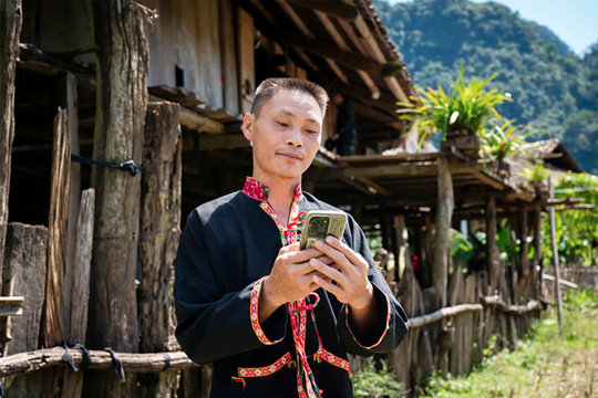 Đến nơi hơn 30 năm vẫn đi dò sóng điện thoại, cả bản không có bóng trẻ thơ