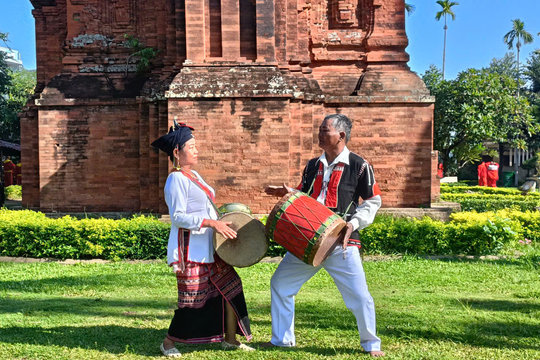 Nhiều hoạt động văn hóa, nghệ thuật hấp dẫn tại di tích Tháp Đôi