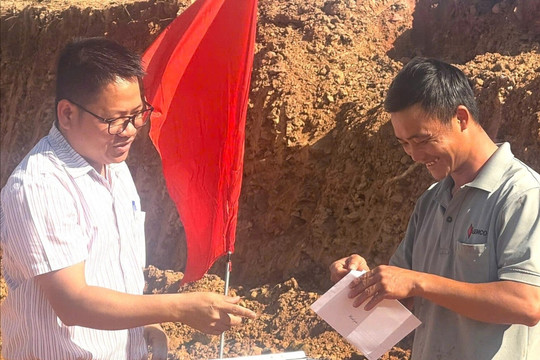 Lần đầu có đất dựng nhà, 12 hộ nghèo ở Đắk Lắk vỡ òa hạnh phúc