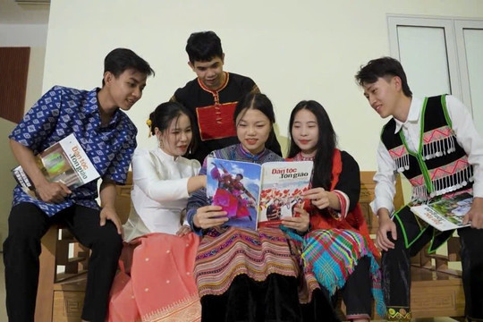 Điểm tựa chính sách, "tiếp sức" cho sinh viên Học viện Dân tộc đến trường