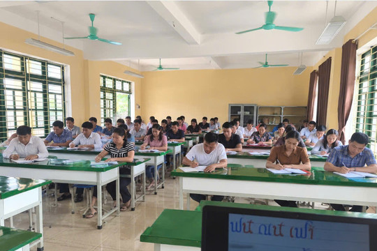 70 tuổi vẫn tham gia lớp học chữ Thái