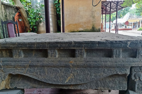 Sập đá cổ giống bảo vật quốc gia được phát hiện dưới ruộng
