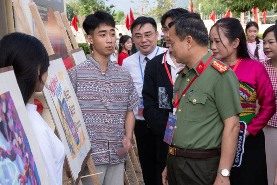 Học sinh miền núi Thanh Hóa học cách tự bảo vệ trên không gian mạng