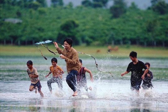 Những em bé chạy chân trần dưới nắng Tây Nguyên bước vào MV của Đen Vâu
